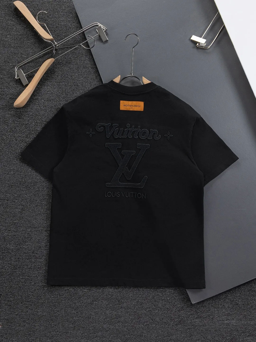 🅿️220 Louis Vuitton 1V LV slightly wide version S-XL LV 26ss new product counters are on the shelves at the same time. Multiple craftsmanship. Three-dimensional water-soluble cotton letters on the chest🪡 embroidery + water-soluble cotton large letters logo on the back🪡 embroidery. Round neck short-sleeved T-shirt, same style for men and women! Consigned to one-to-one creation. Synchronized with the official website, pure cotton fabrics at the counter! It is close to the skin and comfortable, durable and easy to wear. It has a classic and simple logo design and meticulous original craftsmanship. Short-sleeves, a must-have item for men, do not appear to be the same for the general public, but must be unique and eye-catching. This LV short-sleeve is all about quality, comfort, the same shape and fashion as always, including fabrics and cutting techniques. All of them have been made with great effort! 320 grams of washed pure cotton fabric, pure cotton is breathable, very refreshing and comfortable for daily wear. The rib knitting on the neckline is smooth and tight, and the neckline will not be skewed if you toss it at will. The loose version, you will find that it looks really good on the upper body. The overall is minimalist and neat, super versatile for daily use! Pair it casually with a pair of pants for a youthful look. A T-shirt will make your outfit crazy. It is a fashionable item that can never go wrong! Color: Black White Size: S-XL Size chart: S: Shoulder width 50-Bust 56-Length 70 M: Shoulder width 52-Bust 57-Length 72 L: Shoulder width 54-Bust 59-Length 74 XL: Shoulder width 56-Bust 62-Length 76